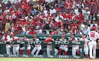 ３回、代打を告げられたアドゥワ（左端）と、空振り三振に倒れてベンチに戻る二俣（右端）＝撮影・北村雅宏