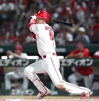 ８回、逆転となる２ランを放つ秋山（撮影・北村雅宏）