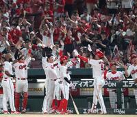 ８回、秋山（９）が逆転となる２ランを放ち、歓喜する広島ナイン（撮影・北村雅宏）