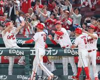 ８回裏、秋山の逆転に喜ぶ喜ぶ新井監督（中央）