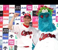 お立ち台でスラィリーとポーズをとる秋山（撮影・北村雅宏）