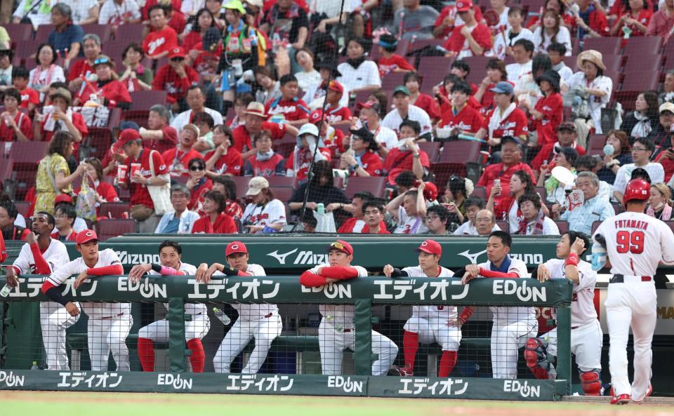 ３回、代打を告げられたアドゥワ（左端）と、空振り三振に倒れてベンチに戻る二俣（右端）＝撮影・北村雅宏