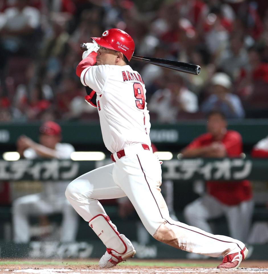 ８回、逆転となる２ランを放つ秋山（撮影・北村雅宏）