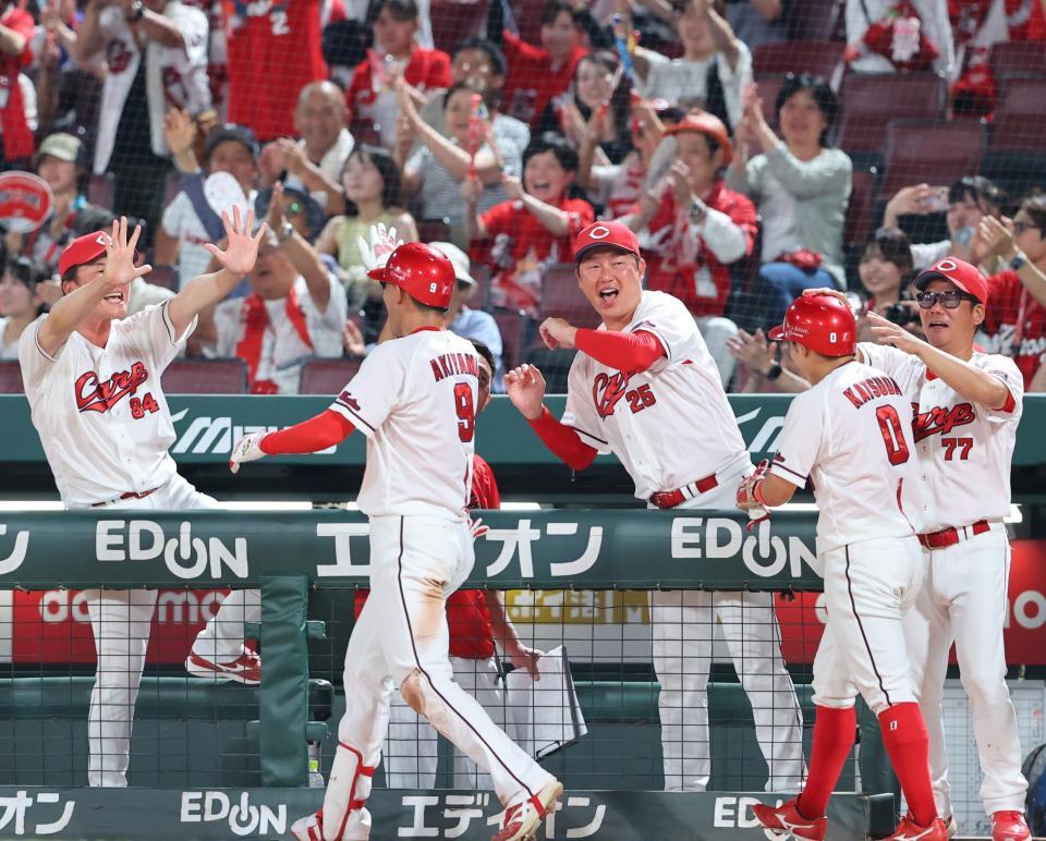 ８回裏、秋山の逆転に喜ぶ喜ぶ新井監督（中央）