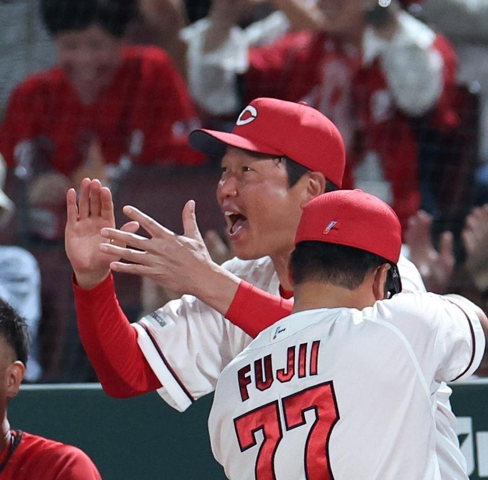 ８回、秋山が逆転となる２ランを放ち、喜ぶ新井監督（撮影・北村雅宏）