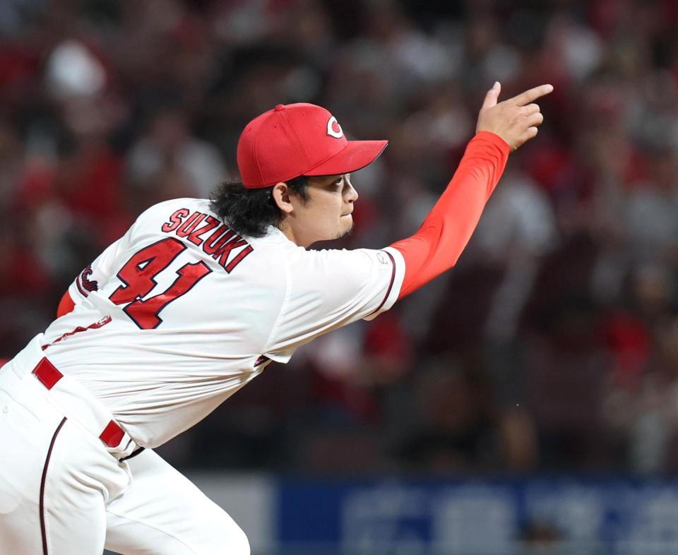 ４回から登板する鈴木（撮影・北村雅宏）