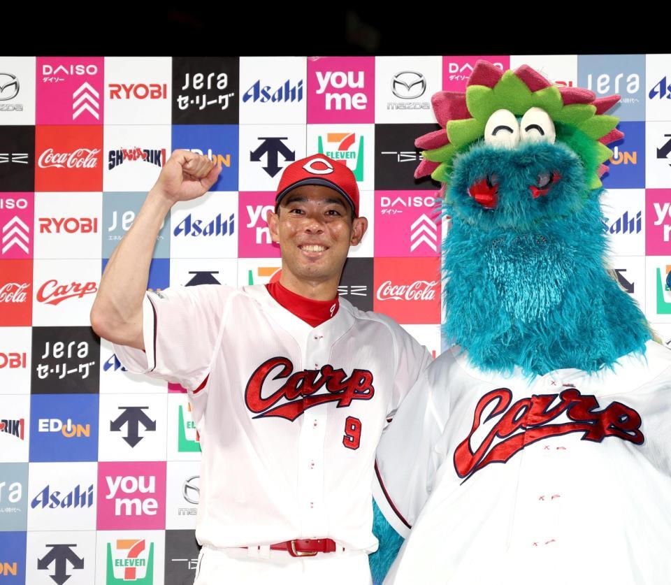 お立ち台でスラィリーとポーズをとる秋山（撮影・北村雅宏）
