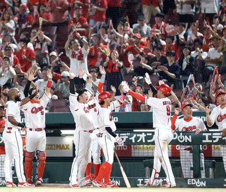 ８回、秋山（９）の逆転２ランに歓喜する広島ナイン（撮影・北村雅宏）