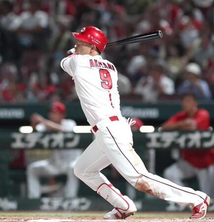 ８回、逆転２ランを放つ秋山