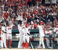 ８回、秋山（９）の逆転２ランに歓喜する広島ナイン（撮影・北村雅宏）