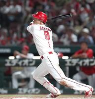８回、逆転２ランを放つ秋山