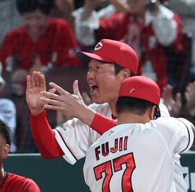 広島・新井監督　鈴木が２番手で３回１安打無失点の好投「本当に、存在はブルペンでも際立っている」
