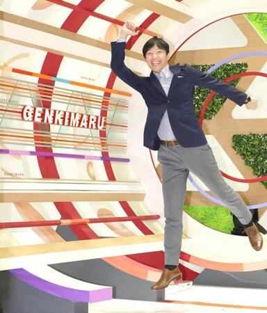 スタジオでジャンプする広島テレビ・小野宏樹アナウンサー（撮影・北村雅宏）