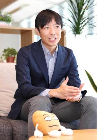 インタビューに答える小野宏樹アナウンサー