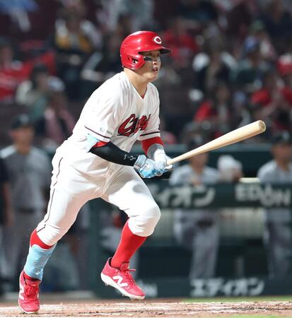 ８回、同点となる適時内野安打を放つ小園（撮影・北村雅宏）