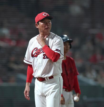 １１回を終え、選手交代を告げた新井監督はベンチに戻る（撮影・北村雅宏）