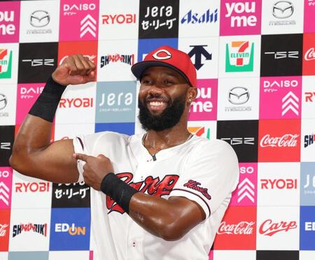 お立ち台でポーズをとるファビアン（撮影・北村雅宏）