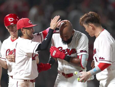 １２回、サヨナラソロを放ち、菊池に祝福されるファビアン（中央右）＝撮影・北村雅宏
