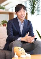 インタビューに答える小野宏樹アナウンサー