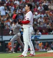 １回、ダルベックに先制３ランを浴びた栗林（撮影・北村雅宏）