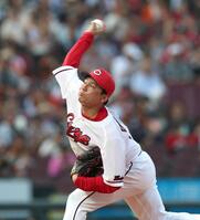 巨人打線相手に力強いボールを投げ込む栗林（撮影・北村雅宏）