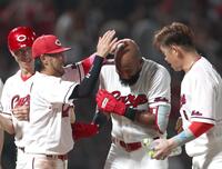 １２回、サヨナラソロを放ち、菊池に祝福されるファビアン（中央右）＝撮影・北村雅宏