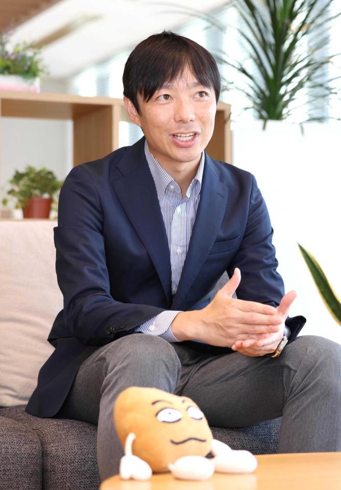 インタビューに答える小野宏樹アナウンサー