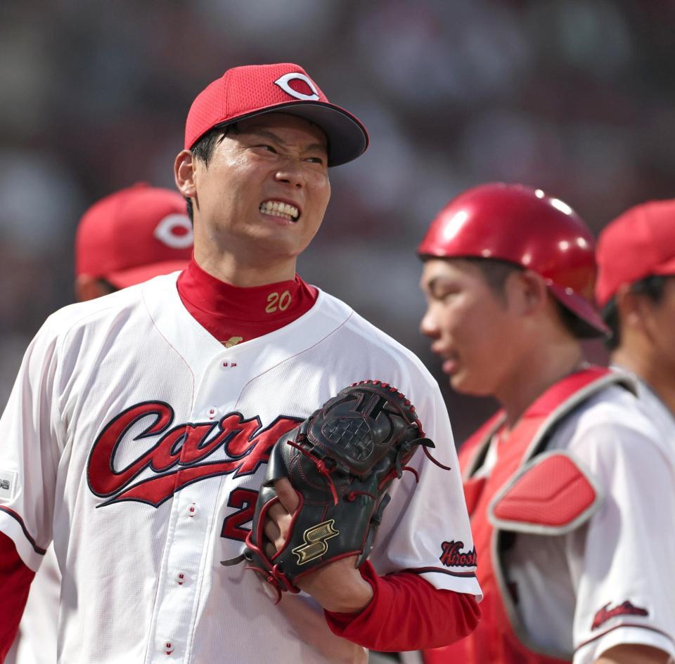 ４回、巨人打線を三者凡退に抑えた栗林（左）＝撮影・北村雅宏