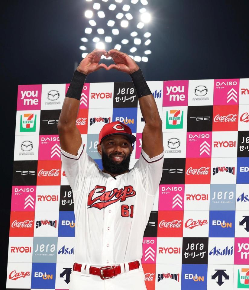 お立ち台でポーズをとるファビアン（撮影・北村雅宏）