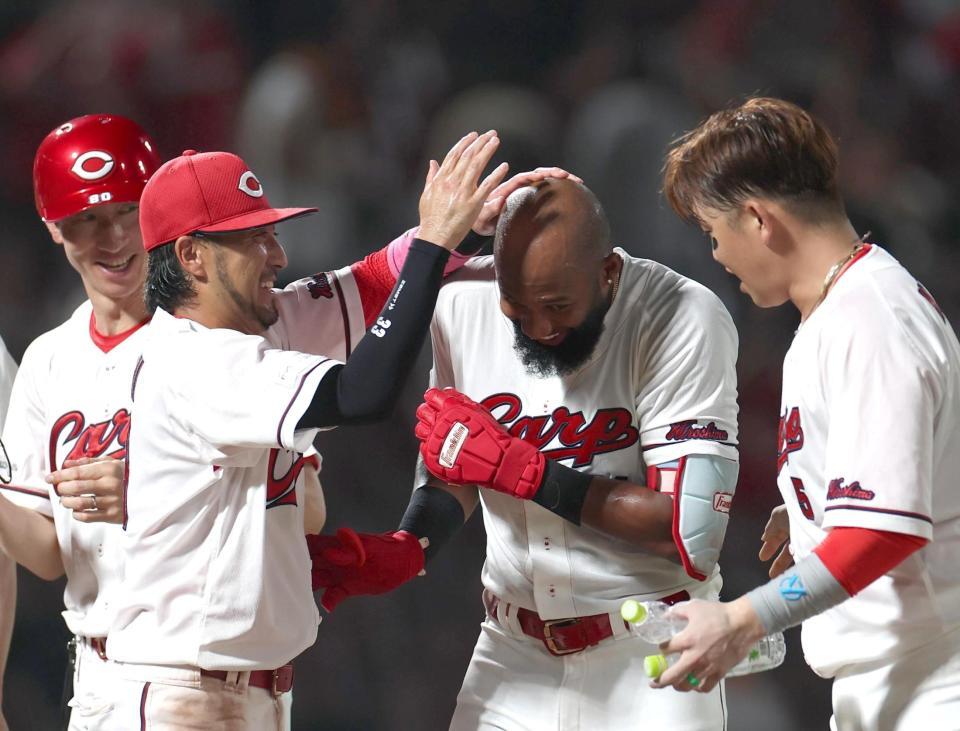 １２回、サヨナラソロを放ち、菊池に祝福されるファビアン（中央右）＝撮影・北村雅宏
