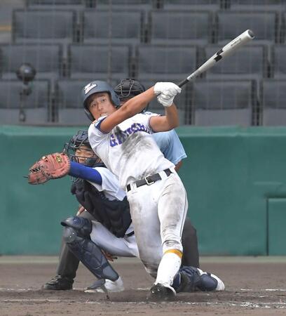 ９回、ソロを放つ県岐阜商・佐々木泰＝２０２０年