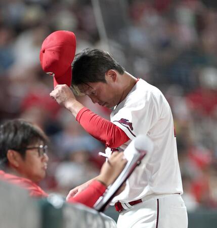 ７回を終え、選手交代を告げた新井監督はベンチに戻る（撮影・北村雅宏）
