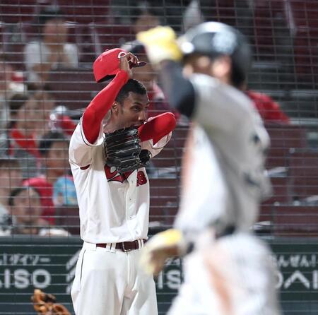 ９回、佐々木に適時二塁打を浴びたアドゥワ（撮影・北村雅宏）