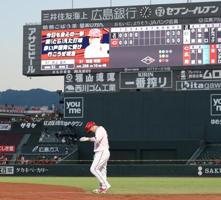 ４回、遊ゴロに倒れた坂倉（撮影・北村雅宏）
