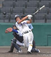 ９回、ソロを放つ県岐阜商・佐々木泰＝２０２０年