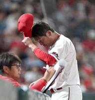 ７回を終え、選手交代を告げた新井監督はベンチに戻る（撮影・北村雅宏）