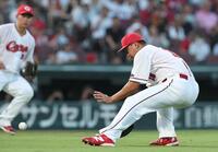 ３回、井上の犠飛バントを処理する森（撮影・北村雅宏）