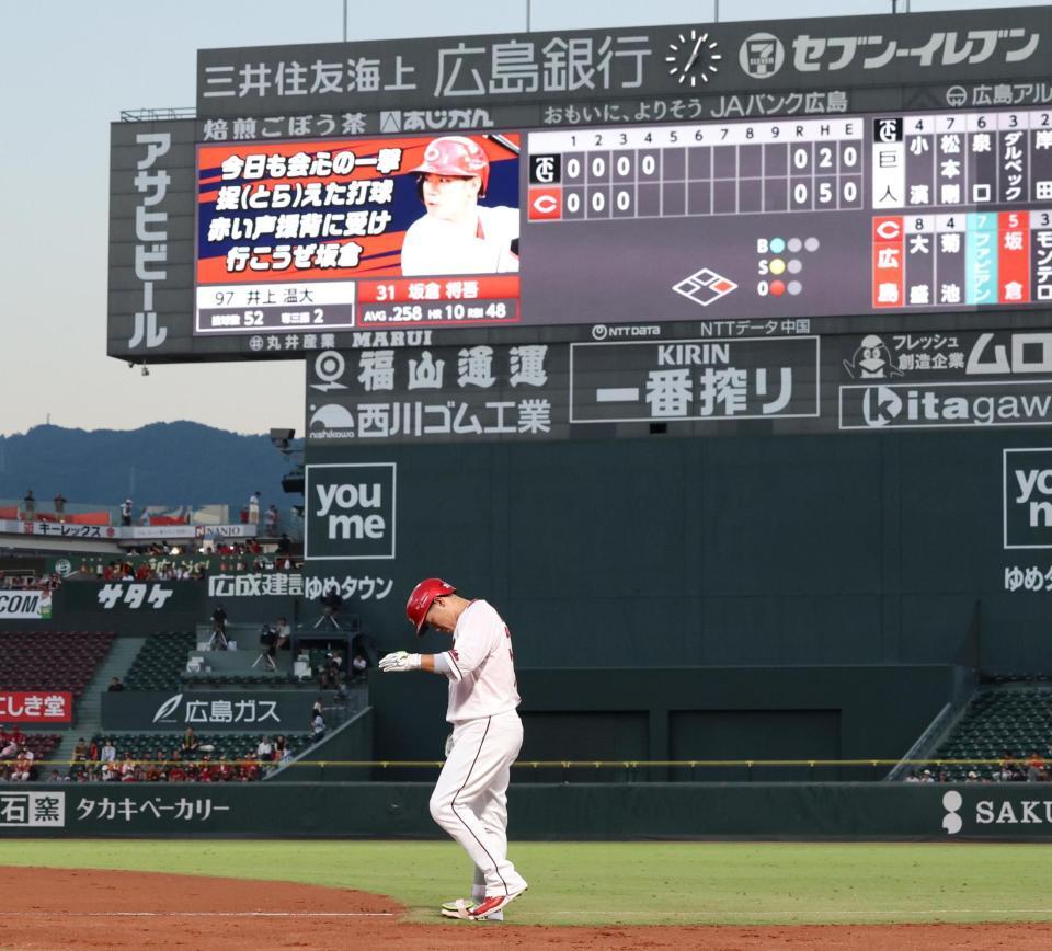 ４回、遊ゴロに倒れた坂倉（撮影・北村雅宏）