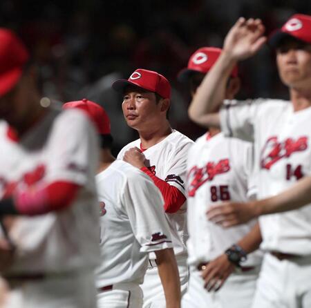 巨人に敗れ、足早に引き揚げる新井監督（中央）＝撮影・北村雅宏