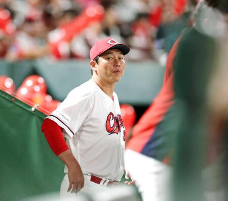 ７回の攻撃前にベンチを見つめる新井監督（撮影・北村雅宏）　