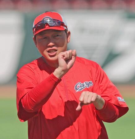 練習を見る新井監督（撮影・北村雅宏）