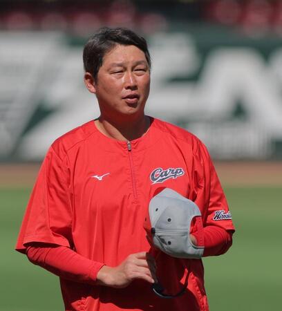 練習を見る新井監督（撮影・北村雅宏）
