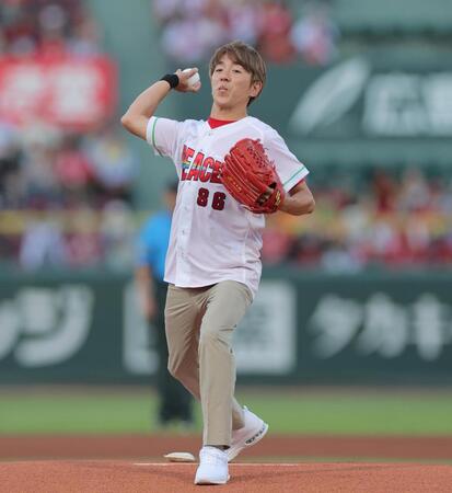 始球式を務めるＳＵＰＥＲ　ＥＩＧＨＴ・村上信五（撮影・北村雅宏）