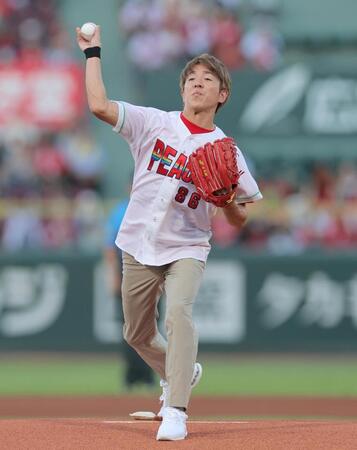始球式を務めるＳＵＰＥＲ　ＥＩＧＨＴ・村上信五（撮影・北村雅宏）