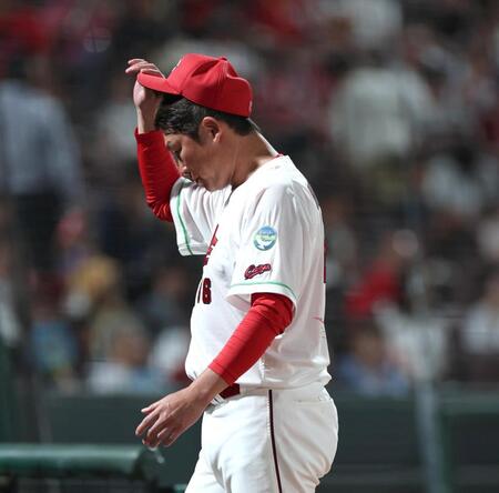 ７回を終え、選手交代を告げた新井監督はベンチに戻る（撮影・北村雅宏）