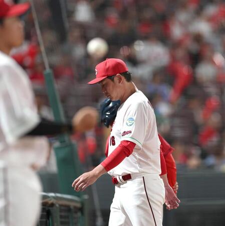 ７回途中、選手交代を告げてベンチに戻る新井監督（撮影・北村雅宏）