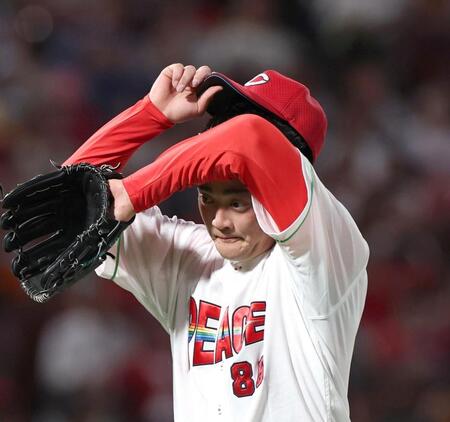 ４回、勝ち越しを許してベンチに戻る岡本（撮影・北村雅宏）