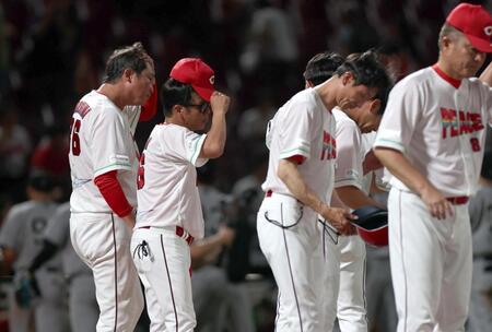 最下位に転落し、肩を落とす新井監督（左）＝撮影・北村雅宏