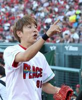 始球式を務めたＳＵＰＥＲ　ＥＩＧＨＴ・村上信五（撮影・北村雅宏）