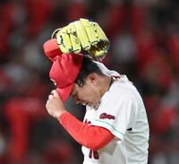 ７回、佐々木に押し出しとなる四球を与えた辻（撮影・北村雅宏）